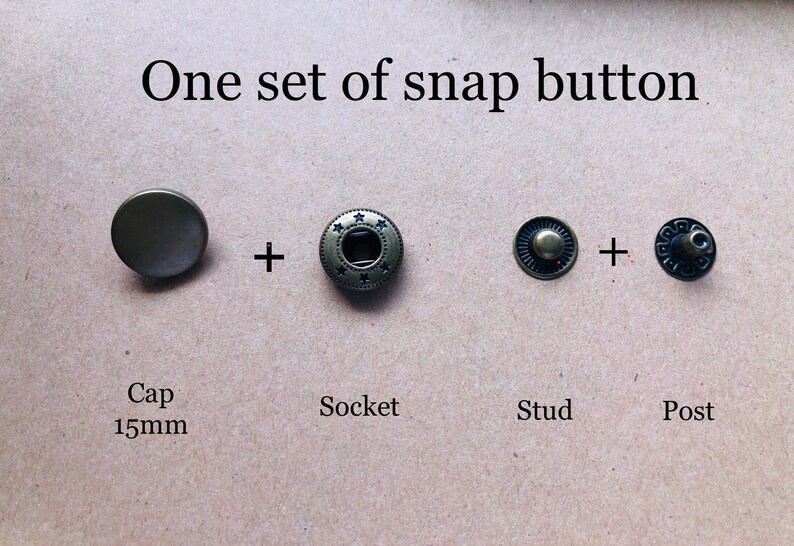 Puede incluir: Un juego de botones a presi&oacute;n de 15 mm, que incluye una tapa, un casquillo, un remache y un poste. Los botones son de color dorado con un acabado negro.