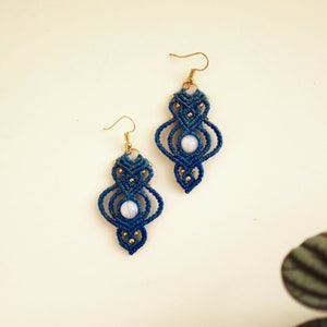 Orecchini in Macramè con Calcedonio, orecchini pendenti con pietra semipreziosa, orecchini con pietra curativa, macrame pattern
