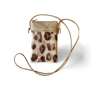 kleine Umhängetasche beige Leo | Handytasche zum Umhängen | Brustbeutel mit Band | Mini Handtasche + extra Fach | Festivaltasche für Handy