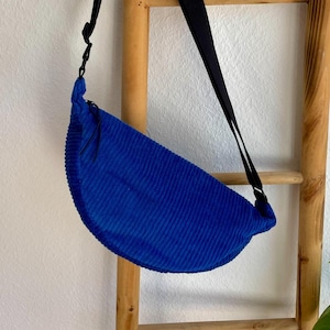 Mondtasche Cord royalblau Halbmond Umhängetasche Moonbag handgemachte Handtasche Damen geräumige Tasche mit verstellbaren Träger
