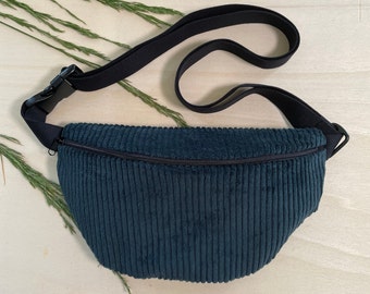 Bauchtasche mit Innenfach Cord Umhängetasche dunkelgrün Gürteltasche zwei Reißverschlüsse schwarzer Träger verstellbar vegane Hipbag YUNUS