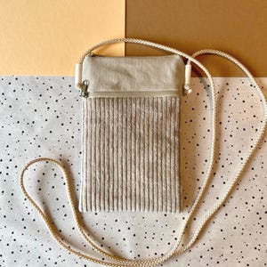 Handytasche zum Umhängen | kleine Umhängetasche beige | vegane Handtasche aus Cord Stoff | Brustbeutel mit Band | Festivaltasche für Handy