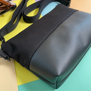 Umhängetasche schwarz mit Innenfach kleine Handtasche Canvas Kunstleder vegan Party Tasche verstellbarer Gurt Handmade Tasche Geschenk LILLI Bild 5