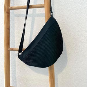Halbmondtasche Cord-Stoff | schwarze Umhängetasche Damen | Moonbag schwarz | flache Mondtasche für Frauen | Handtasche verstellbarer Träger