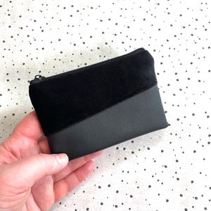 Mini Portemonnaie schwarz | kleine Geldbörse mit extra Kartenfach | veganer Geldbeutel aus Samt+Kunstleder | handgemachtes Damen Portmonee