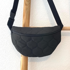 Bauchtasche Steppstoff schwarz | kleine Umhängetasche Damen | Gürteltasche verstellbarer Träger | praktische Festivaltasche mit Innenfach