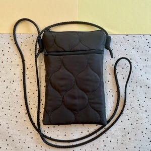 Handytasche zum Umhängen | Mini Handtasche Steppstoff | kleine schwarze Umhängetasche | handgemachter Brustbeutel | Tasche mit extra Fach