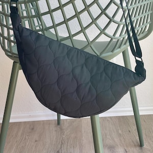 Moonbag schwarz Steppstoff | Halbmondtasche Damen | schwarze Umhängetasche mit viel Platz | Halfmoon Bag | Mondtasche verstellbarer Träger