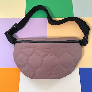 Bauchtasche aus Steppstoff | kleine Umhängetasche Damen | stylische Gürteltasche schwarz | praktische Festivaltasche mit Innenfach
