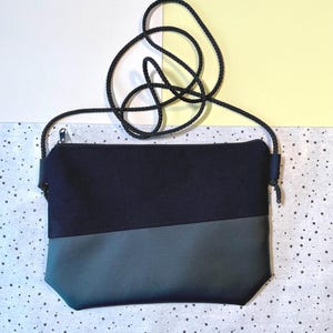 Umhängetasche mit Band | schwarze Clutch zum Umhängen | kleine Handtasche Damen | schicke Tasche zum Kleid | flache Festivaltasche