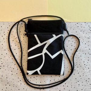 Handytasche zum Umhängen | kleine schwarze Umhängetasche Damen | Mini Handtasche fürs Handy | praktischer Brustbeutel mit extra Fach