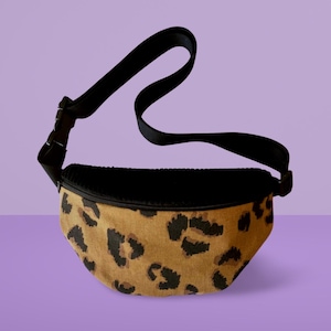 Bauchtasche Leo Cord schwarz | vegane Gürteltasche aus Stoff | kleine Umhängetasche Damen | praktische Festivaltasche mit Innenfach