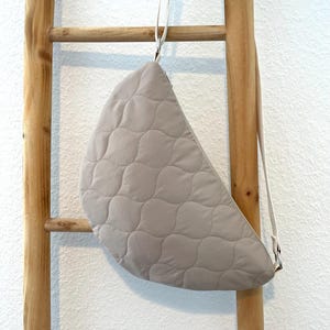 Moonbag aus Steppstoff beige | Umhängetasche halbrund | Mond Handtasche halbrund | große Bauchtasche | handgemachte Taschen Damen