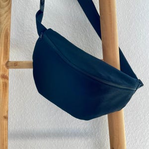 schwarze Bauchtasche | kleine Umhängetasche Damen | Gürteltasche für Männer | praktische Festivaltasche mit Innenfach | Taschen aus Stoff