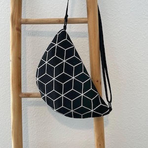 Halbmondtasche schwarz weiß geometrisch | halbrunde Umhängetasche Damen | flache Mondtasche | Handtasche verstellbarer Gurt | Moonbag