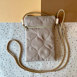 Handytasche zum Umhängen mit extra Fach Mini Handtasche Reißverschluss kleine Umhängetasche für Smartphone  Brustbeutel Stepp-Stoff beige