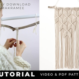 以下が含まれることがあります： マクラメの壁掛けを作るためのチュートリアルです。画像には、枝につけられた白い紐に結び目を結んでいる人が写っています。完成した壁掛けは画像の右側に見えます。画像の上部には「#DIY DOWNLOAD MAKRAMEE」というテキストがあります。画像の下部には「TUTORIAL VIDEO & PDF PATTERN」というテキストがあります。