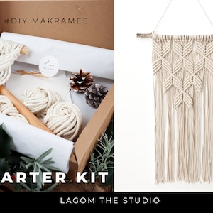 Può includere: Un kit di partenza per macramé fai-da-te in una scatola marrone con carta velina bianca. Il kit include corda di colore naturale, un bastoncino di legno e istruzioni. È mostrato anche l'appeso da parete in macramé finito, con un motivo geometrico di colore naturale.