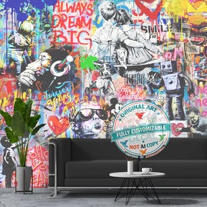 Op de afbeelding: Een muurschildering met een levendige graffiticollage met teksten zoals Always Dream Big, Forever Young, Life is Beautiful en Never Never Over Up. Het kunstwerk toont diverse figuren, een robot en een hond, bedekt met kleurrijke verfspatten.