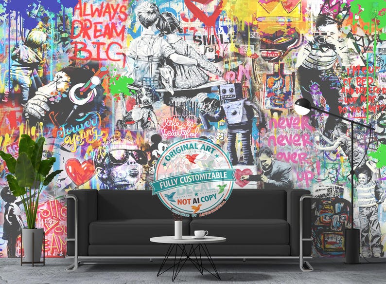 Op de afbeelding: Een muurschildering met een levendige graffiticollage met teksten zoals Always Dream Big, Forever Young, Life is Beautiful en Never Never Over Up. Het kunstwerk toont diverse figuren, een robot en een hond, bedekt met kleurrijke verfspatten.