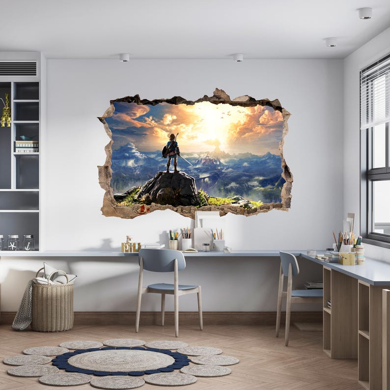Puede incluir: Un vinilo decorativo con efecto 3D de un agujero en la pared que revela un paisaje con una figura solitaria sobre un pico rocoso. La escena muestra un atardecer brillante sobre monta&ntilde;as lejanas, nubes y un valle, creando una ilusi&oacute;n de profundidad.
