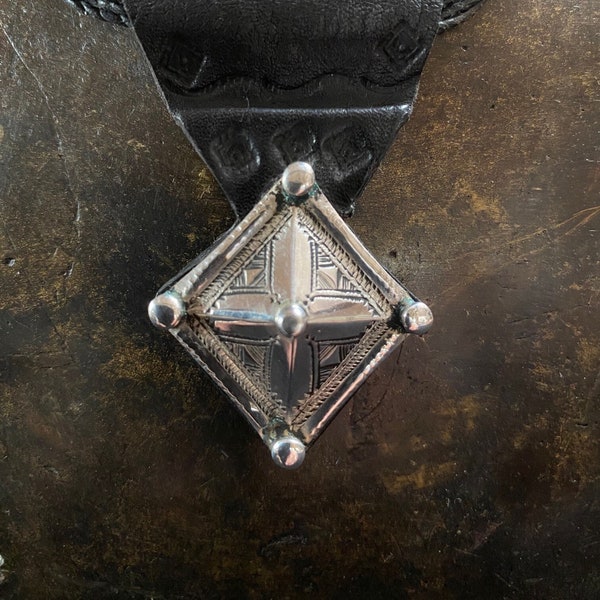 Pendentif Touareg, Argent de haute qualité sur Cuir, avec un cordon en cuir Touareg.