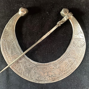 Old Huge Massive high grade silver Fibula, Region Medenine, South Tunisia, shape of a Crescent, 226.9 grams, Khlal Aftah, early 20th century