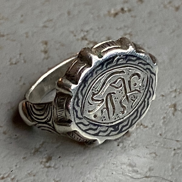 Une bague en argent avec inscriptions arabes, 12,4 grammes, achetée dans les années 90 à Bamako au Mali mais elle ne vient pas de là, afghane ?