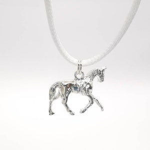 Trotting Horse Charm Pendant in solid 925 Sterling Silver Vintage Style new