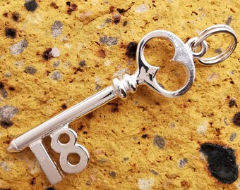Nuevo colgante con dije de llave de cumpleaños número 18 de plata de ley 925 maciza, estilo vintage.
