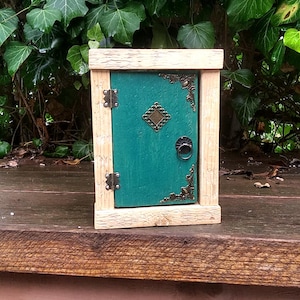 Puerta de hadas de madera en miniatura rústica que se abre, decoración de jardín de hadas