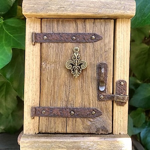 Petite porte en bois féerique avec loquet fonctionnel, décoration de jardin féerique, maison de souris des bois