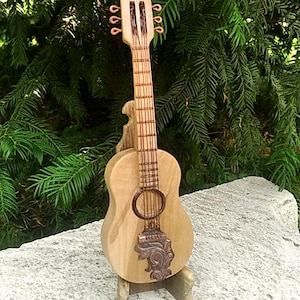 Bauernhaus Gitarre, Gitarre, Geschenk für Gitarrist, Miniatur, rustikale Gitarre, Musikinstrument, Geschenk für Gitarrist