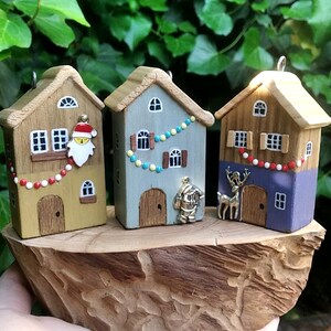 Spetebo Villaggio Natalizio Fai Da Te – Set Di 16 Casette In Legno E Feltro Per Decorare – 10 Cm