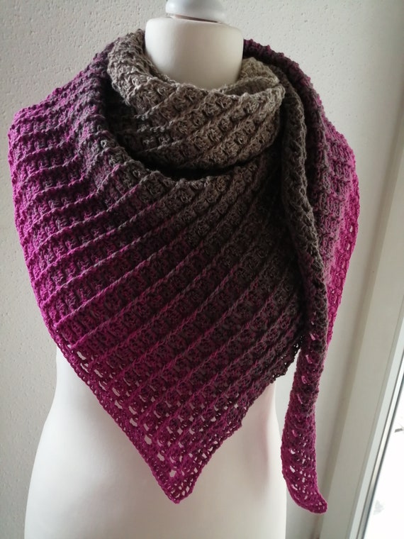 Asymmetrical triangular cloth crocheted
