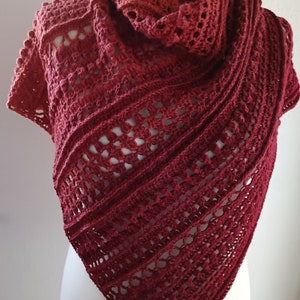 Asymmetrical triangular cloth crocheted