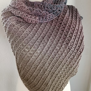 Asymmetrical triangular cloth crocheted