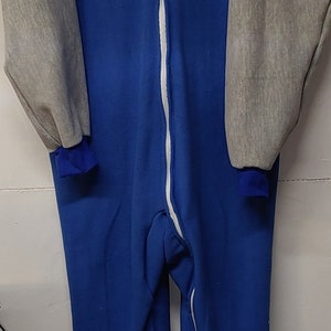 Vintage blauwe en grijze pluche fleece pyjama met ritssluiting, vinyl neus en elastiek in de enkels