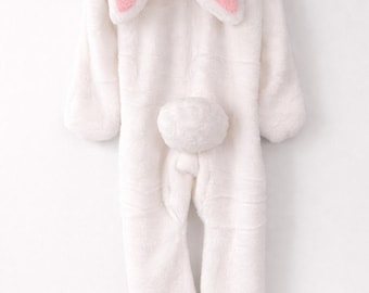 Białe, dwuwarstwowe, pluszowe skarpetki-króliczki z mitenkami, gumką w kostkach i winylowymi podeszwami, zapinane na zamek błyskawiczny w nadgarstkach