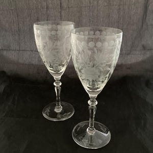 Set of 2 Art Deco Tulip Shape Rock Sharpe Floral Etched Crystal Wine / Water Goblets, Mid Century Modern Stemmed Water Glasses, Wine Glasses