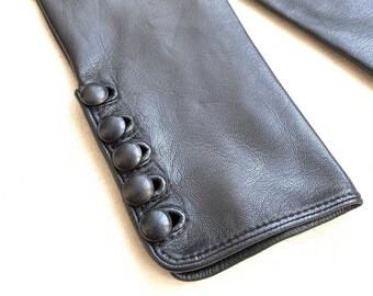Lange Lederhandschuhe: Armstulpen für den Abend, mit Knopfdetails