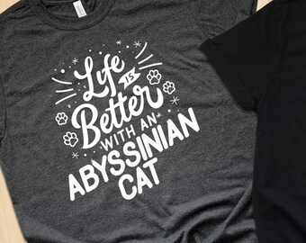 Camiseta de gato abisinio: "La vida es mejor" para los amantes de los gatos