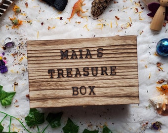 Caja del tesoro de madera quemada con nombre personalizado