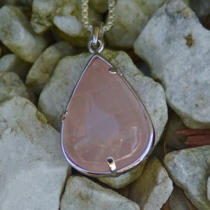 Rose Quartz Pendant // Rose Quartz // Quartz Gemstone // Rose Quartz Pendant // Rose Quartz Necklace // Quartz Pendant // Quartz Necklace