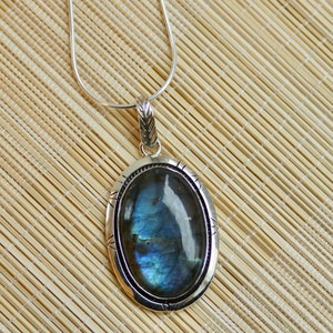 Labradorite Pendant // Labradorite // Labradorite Necklace // Blue Labradorite Pendant // Oval Labradorite Pendant // Labradorite Seer