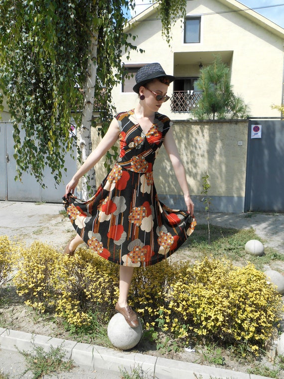 Vintage Graphic Dress 70s, Midi Floral Dress, Fit… - image 5