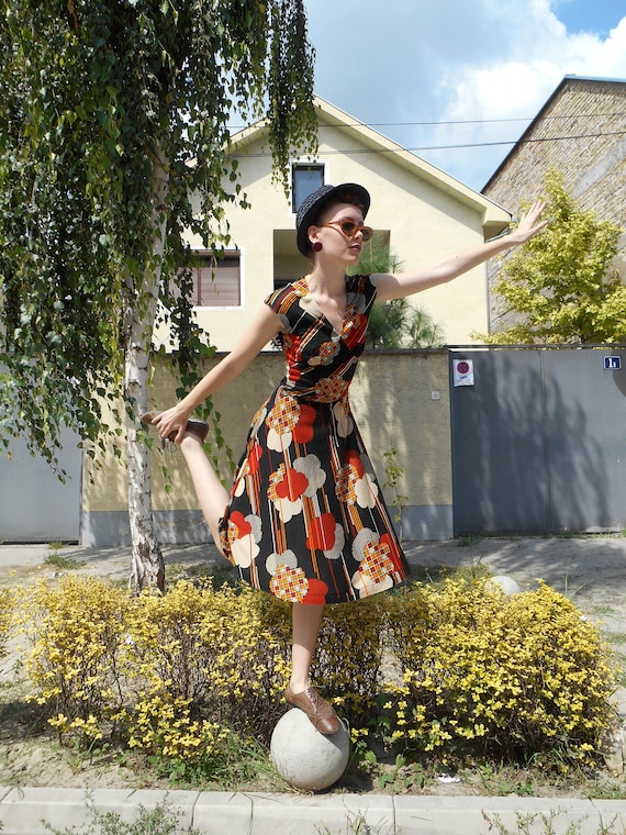 Vintage Graphic Dress 70s, Midi Floral Dress, Fit… - image 1