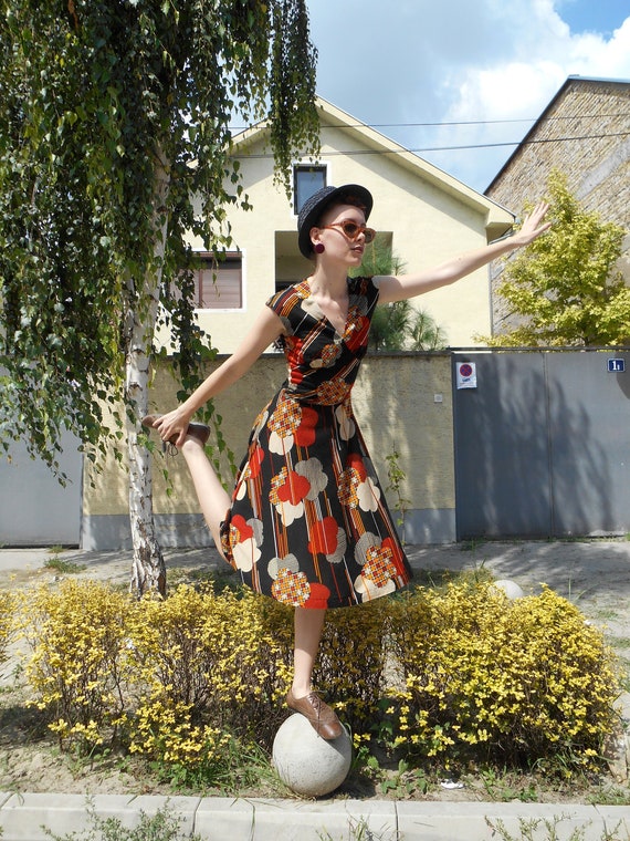 Vintage Graphic Midi Floral Dress 70s, Fit and Flare Funky Hipster Dress - Etsy Vintage Graphic Midi Floral Dress 70s, Fit and Flare Funky Hipster Dress - Etsy