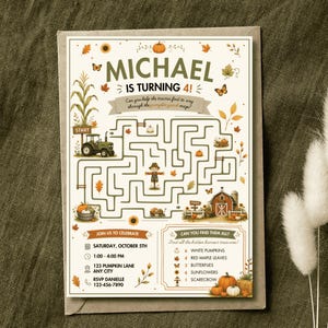 Pode incluir: Um cart&atilde;o de convite retangular com um jogo de labirinto com tema de outono. O texto diz MICHAEL IS TURNING 4! e inclui detalhes do evento para s&aacute;bado, 5 de outubro, ao lado de ilustra&ccedil;&otilde;es de um trator verde, um espantalho e ab&oacute;boras.