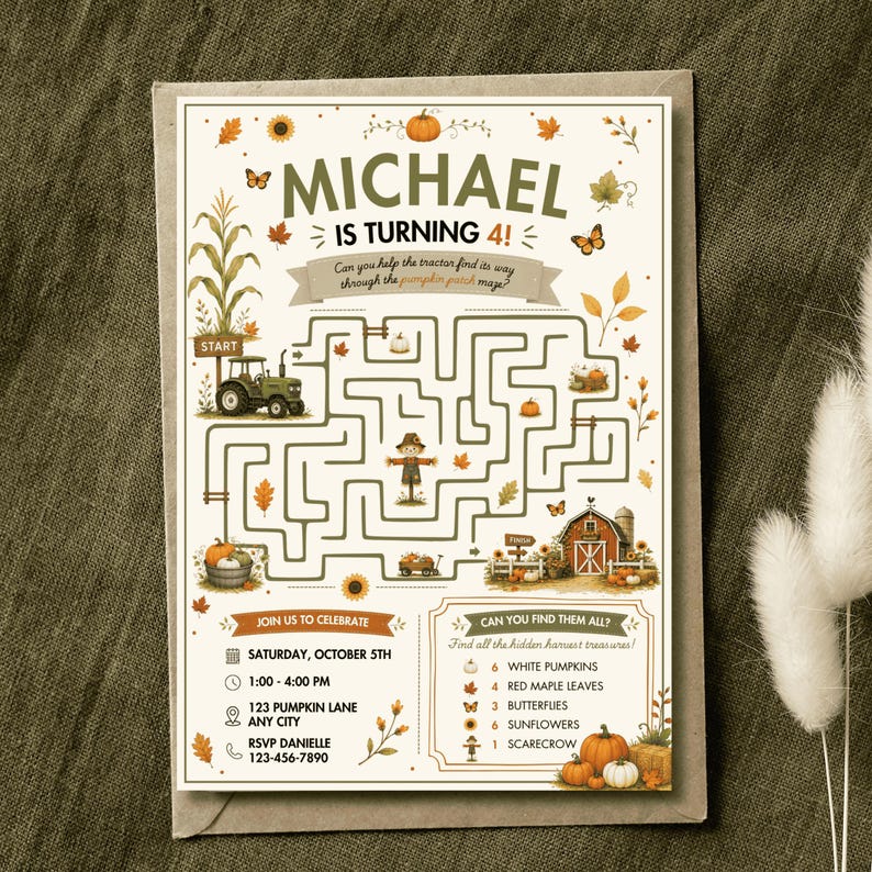 Pode incluir: Um cart&atilde;o de convite retangular com um jogo de labirinto com tema de outono. O texto diz MICHAEL IS TURNING 4! e inclui detalhes do evento para s&aacute;bado, 5 de outubro, ao lado de ilustra&ccedil;&otilde;es de um trator verde, um espantalho e ab&oacute;boras.